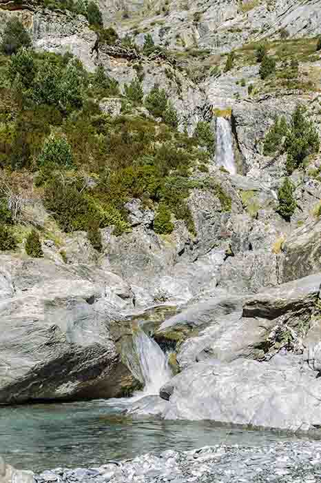 Huesca - valle de La Larri 12 - Llanos de La Larri - cascadas del barranco de La Larri.jpg